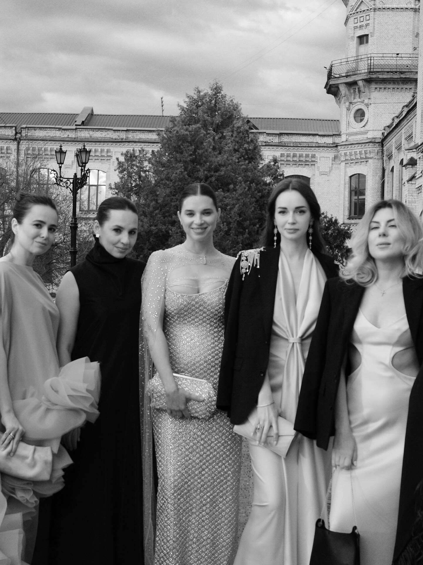 Дружина Усика вразила своїм декольте на фешн-показі в Києві. Фото