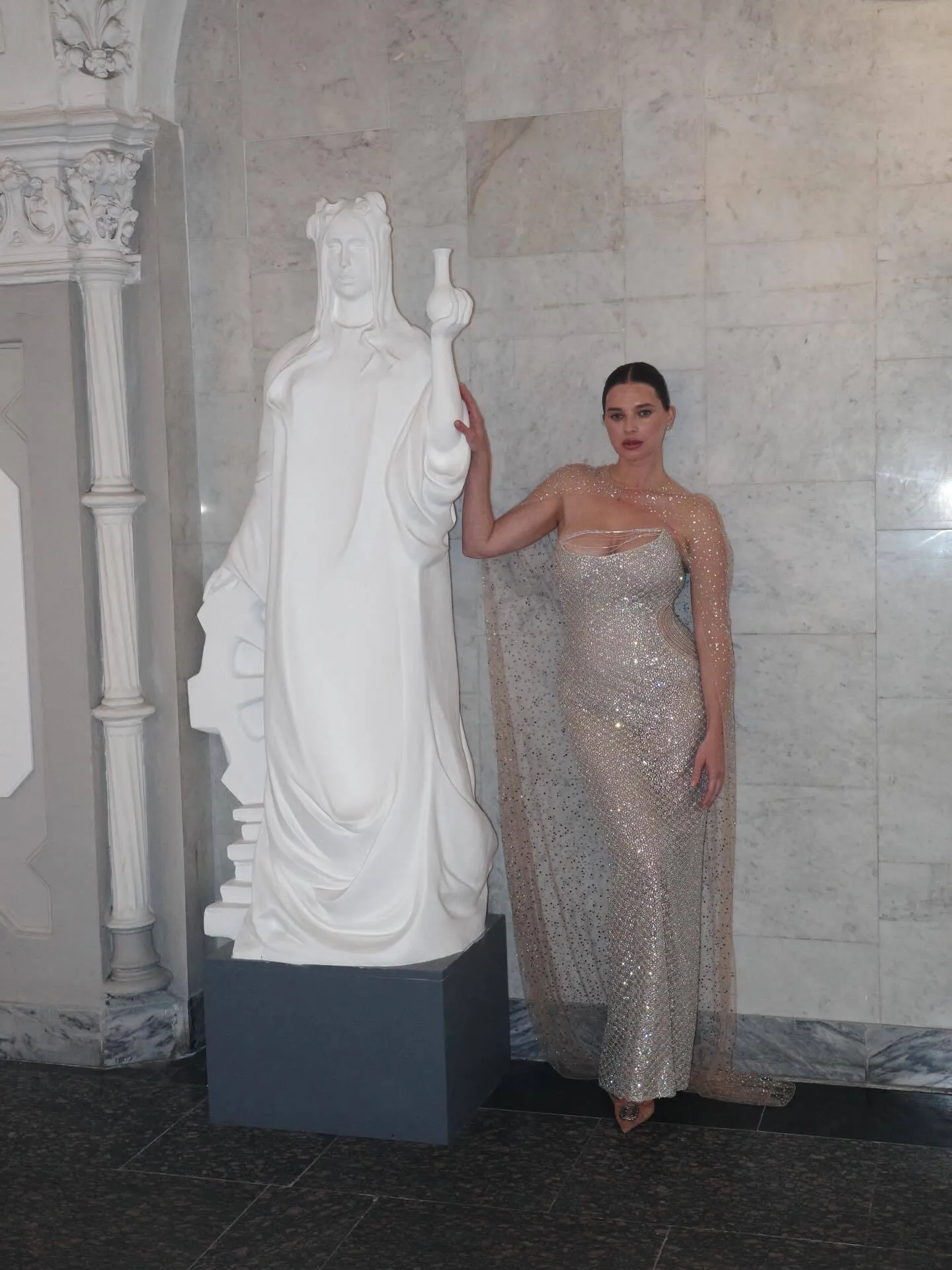 Дружина Усика вразила своїм декольте на фешн-показі в Києві. Фото