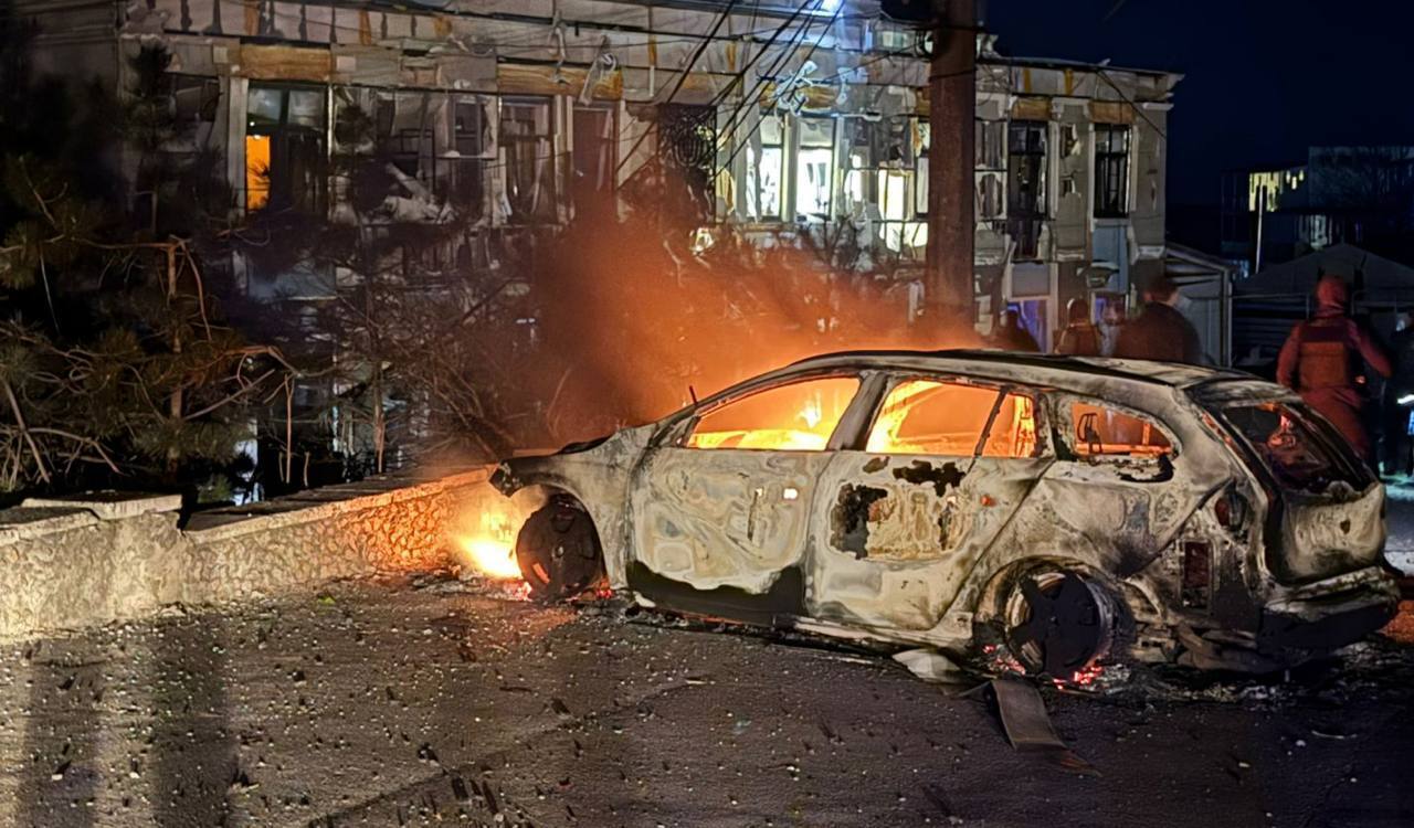 Росія дронами атакувала Одесу: 14 осіб постраждали, пошкоджено будинки й готель. Фото та відео