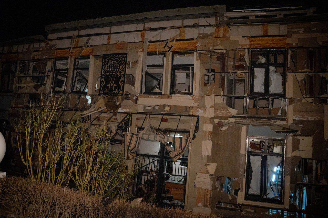 Росія дронами атакувала Одесу: 14 осіб постраждали, пошкоджено будинки й готель. Фото та відео