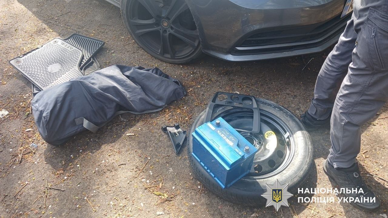 У Києві двоє студентів викрали прокатне авто, а потім розібрали його. Подробиці та фото