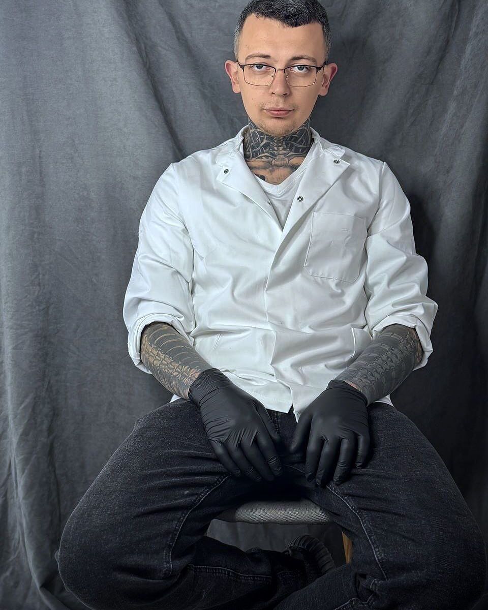 Українець побив світовий рекорд: медбрат, який працює з трупами, зробив 230 тату та став "живим скелетом". Вражаючі фото