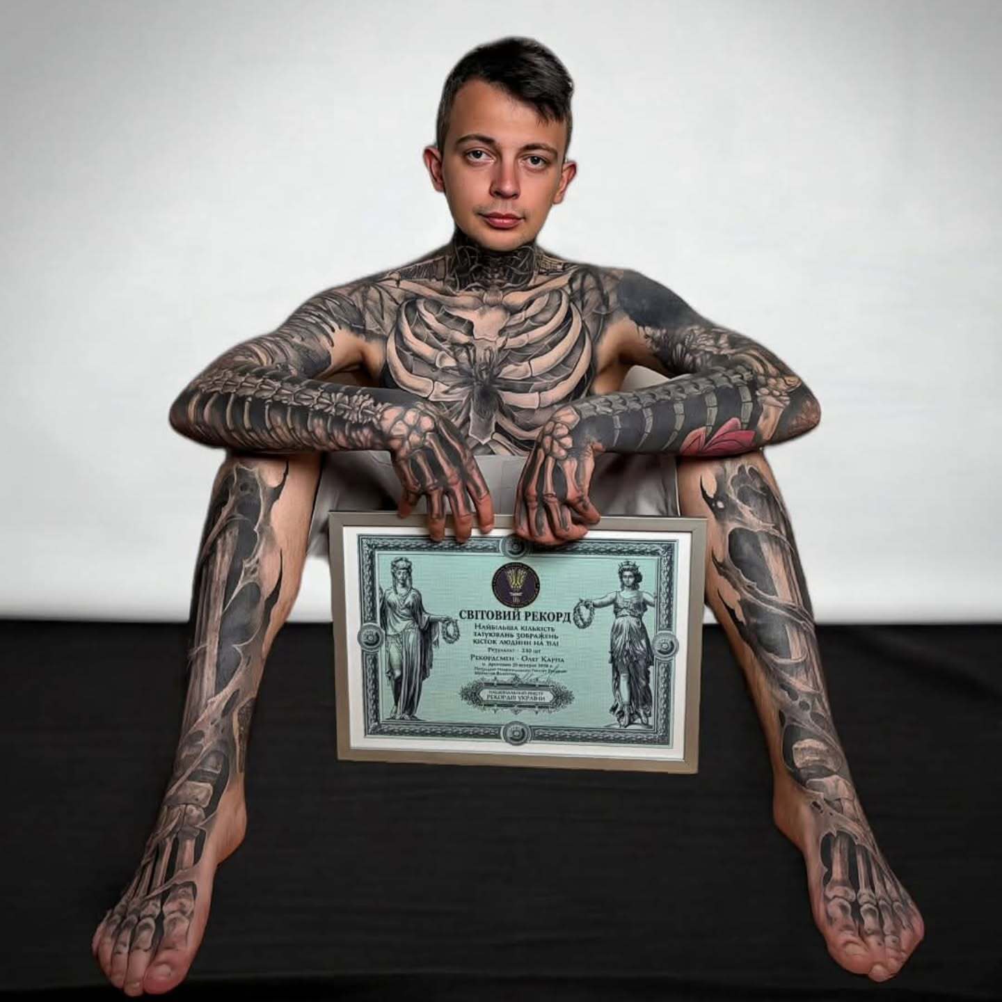 Українець побив світовий рекорд: медбрат, який працює з трупами, зробив 230 тату та став "живим скелетом". Вражаючі фото