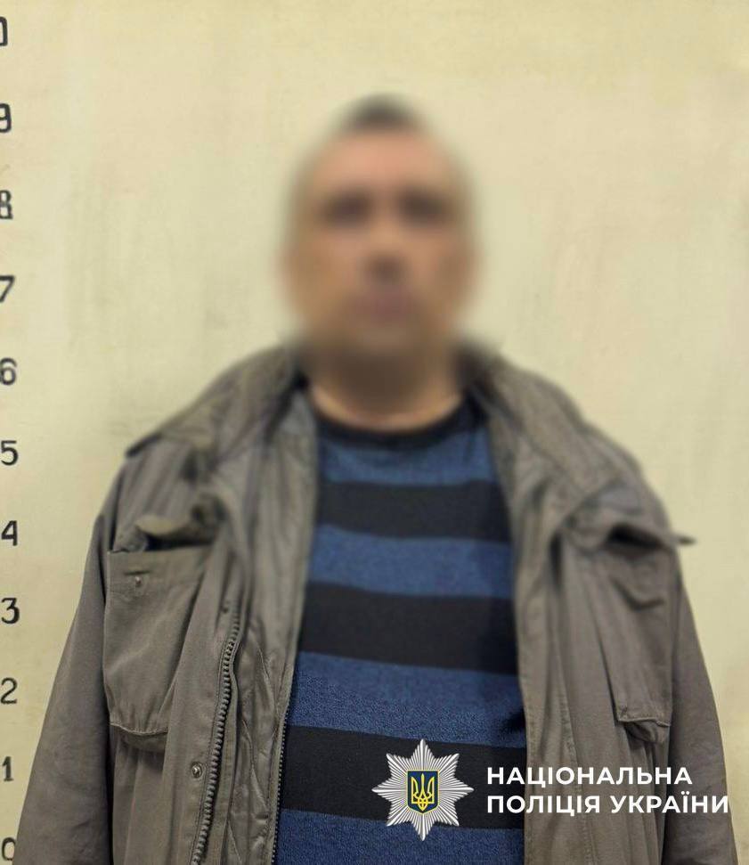 У Києві чоловік налагодив "бізнес" з продажу трофейної зброї: товар відправляв поштою. Подробиці та фото