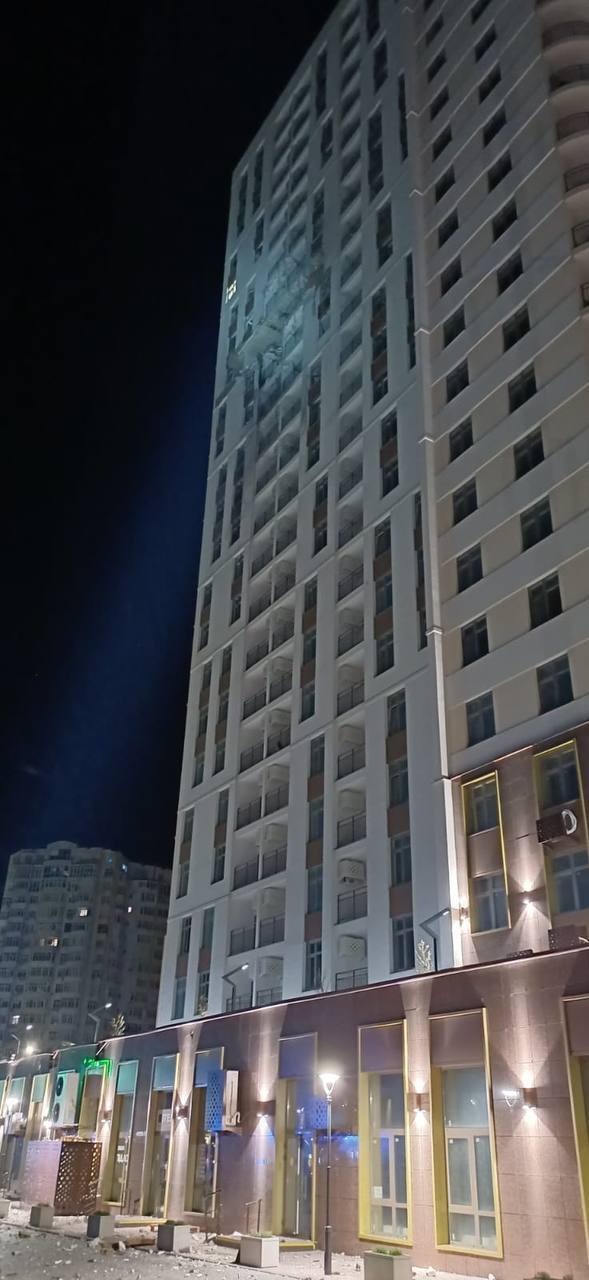 Росія дронами атакувала Одесу: 10 осіб постраждали, пошкоджено будинки й готель. Фото