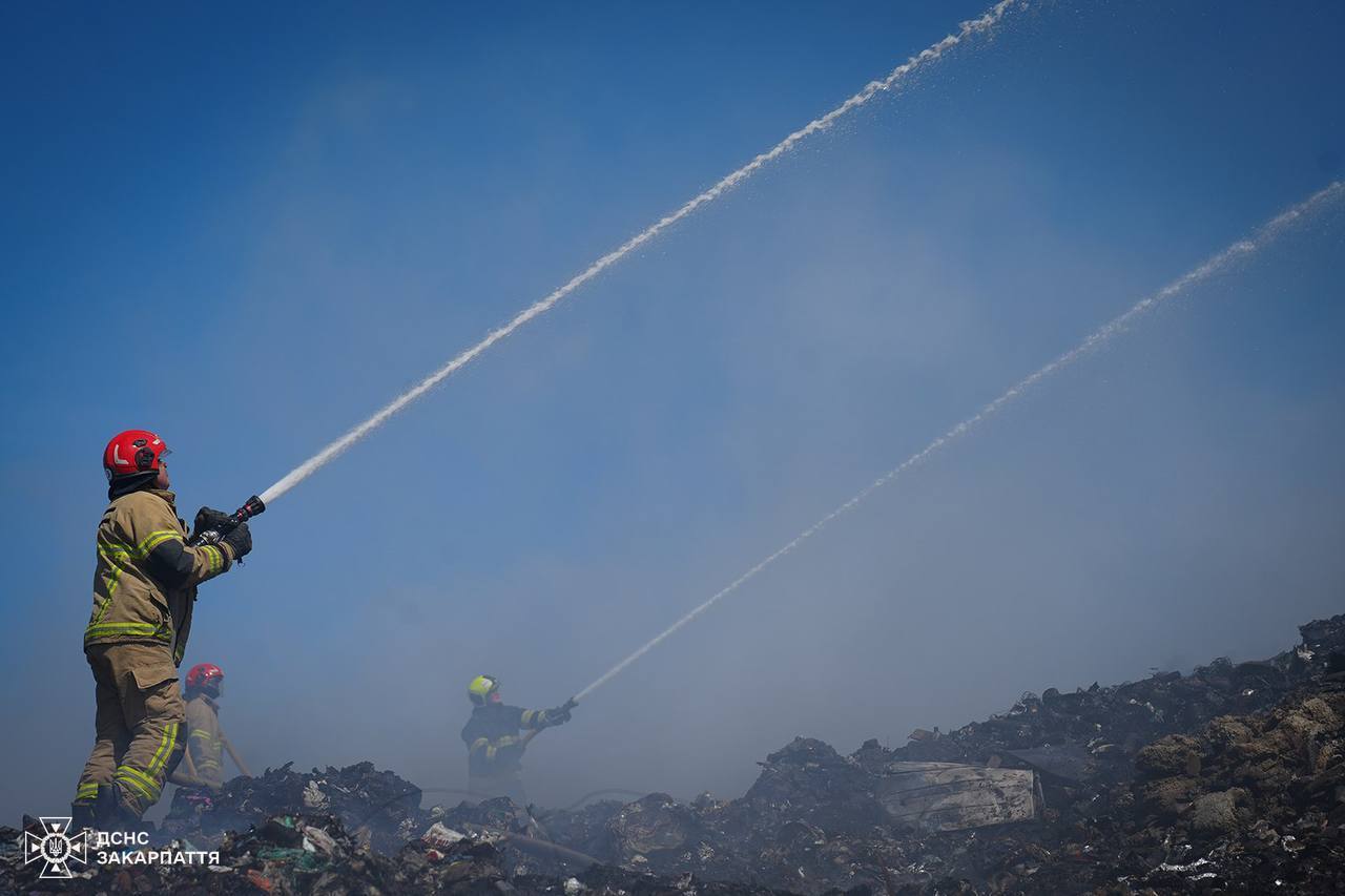 Вблизи Ужгорода вторые сутки горит свалка: к тушению привлекли дополнительные силы ГСЧС. Фото