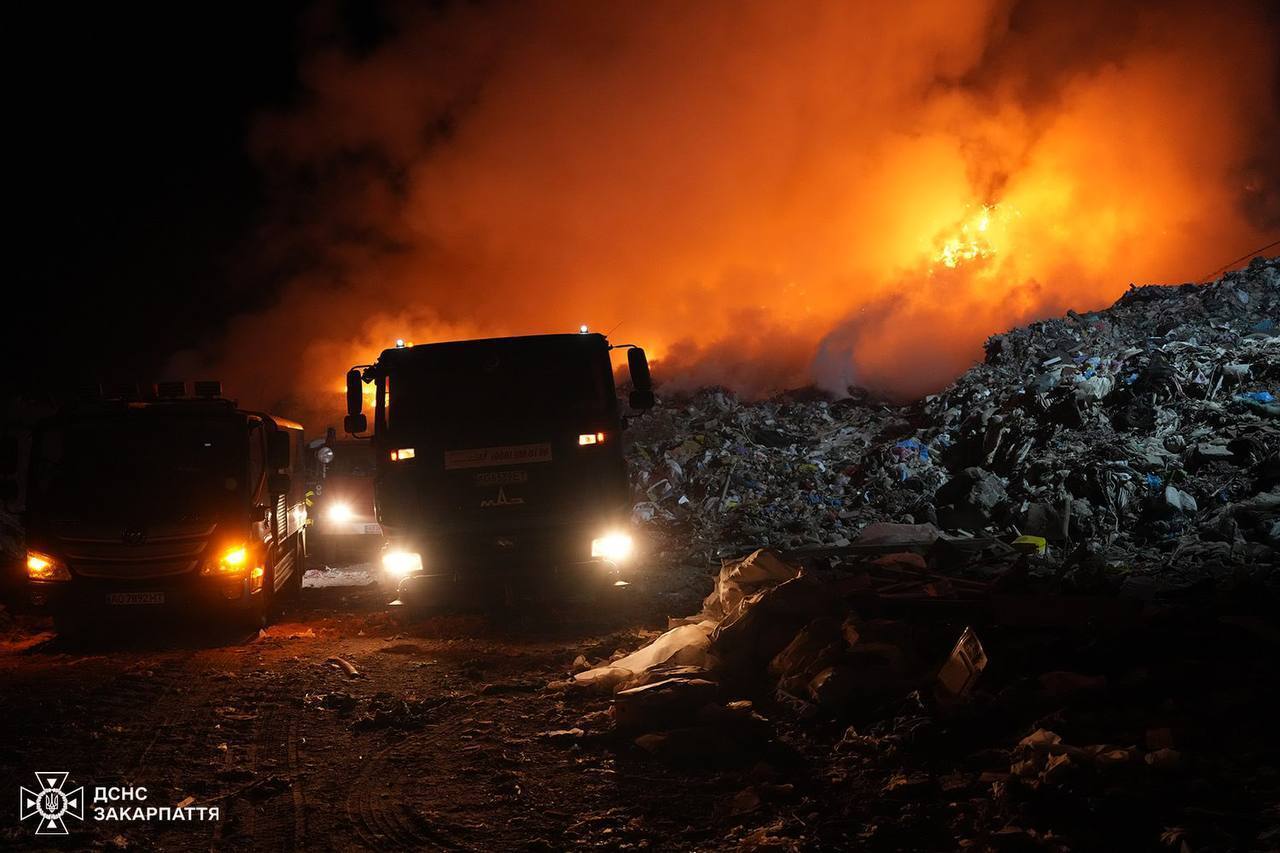 Вблизи Ужгорода вторые сутки горит свалка: к тушению привлекли дополнительные силы ГСЧС. Фото