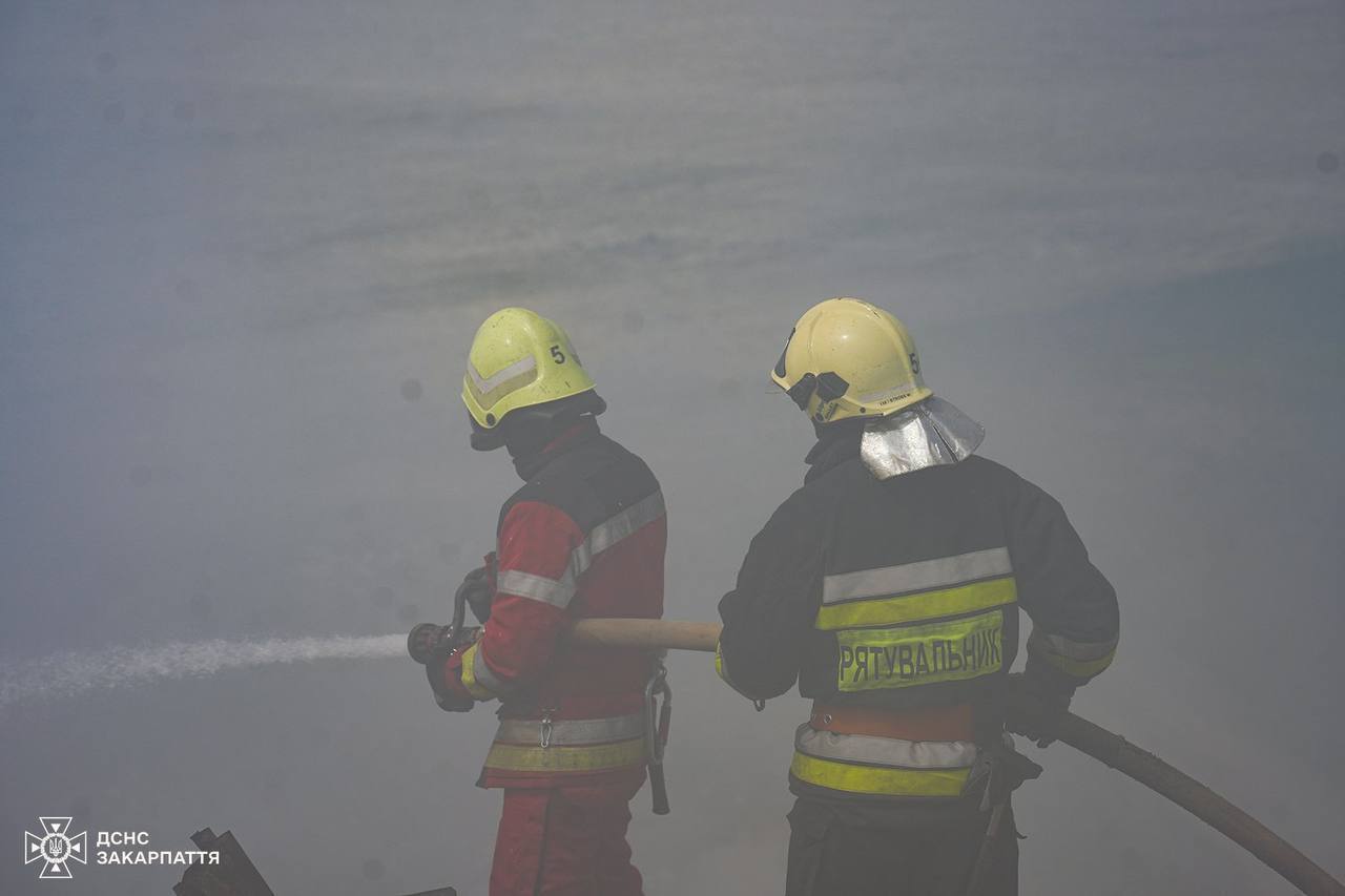 Вблизи Ужгорода вторые сутки горит свалка: к тушению привлекли дополнительные силы ГСЧС. Фото