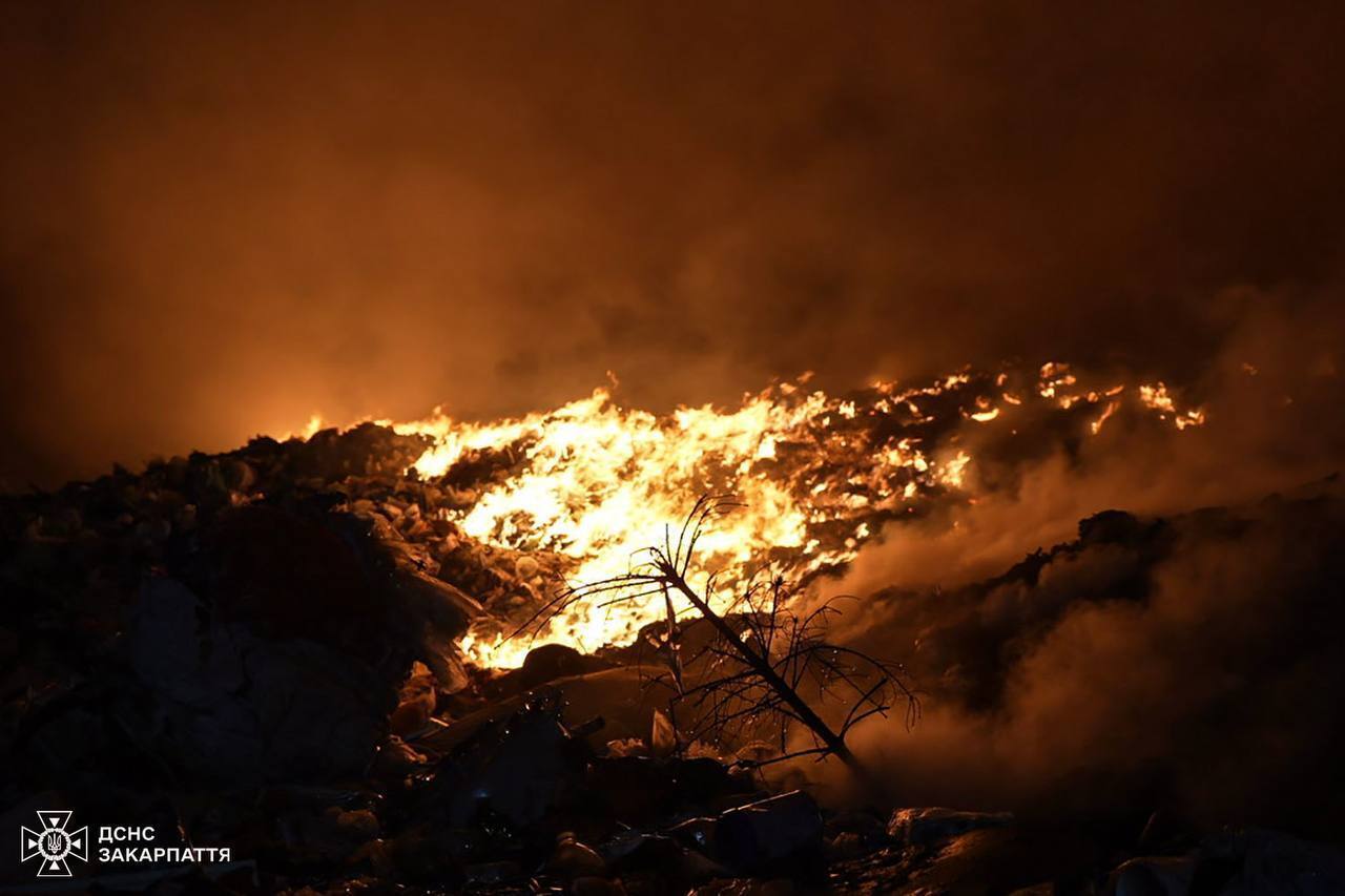 Вблизи Ужгорода вторые сутки горит свалка: к тушению привлекли дополнительные силы ГСЧС. Фото