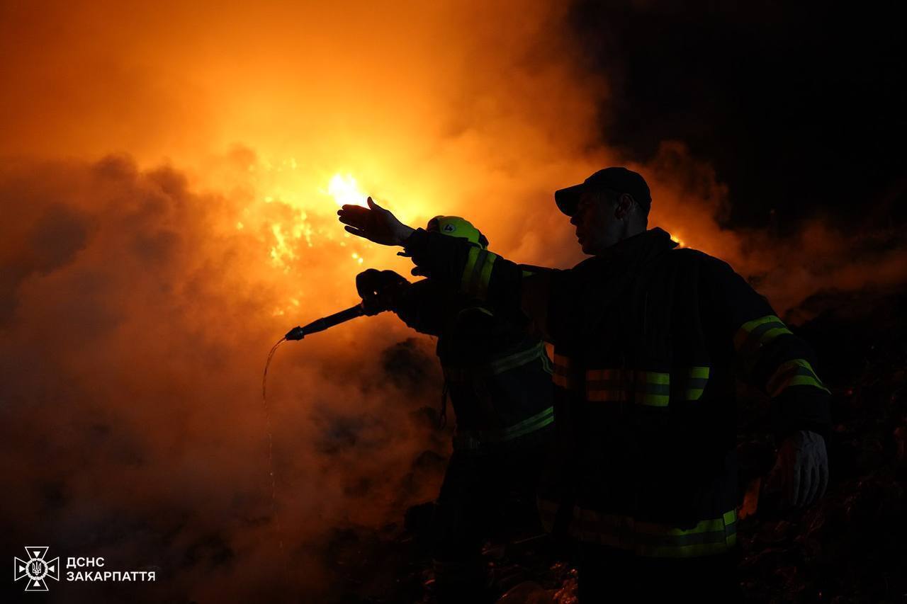 Вблизи Ужгорода вторые сутки горит свалка: к тушению привлекли дополнительные силы ГСЧС. Фото