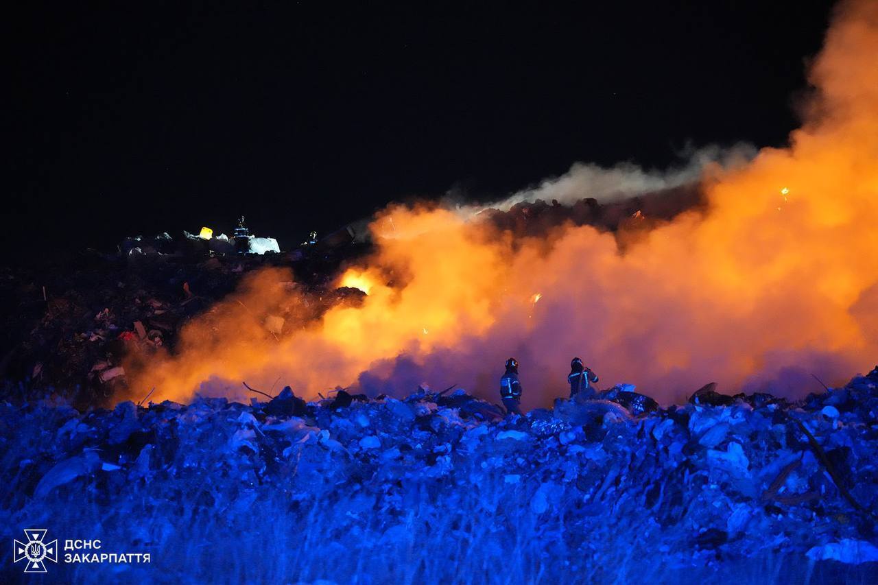 Вблизи Ужгорода вторые сутки горит свалка: к тушению привлекли дополнительные силы ГСЧС. Фото