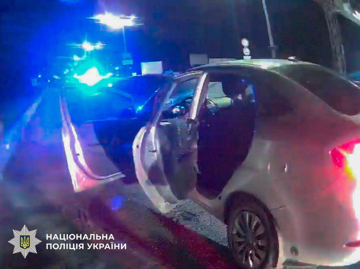 В Киеве пьяный подросток на угнанном автомобиле устроил гонки и пытался скрыться от полиции. Фото и видео