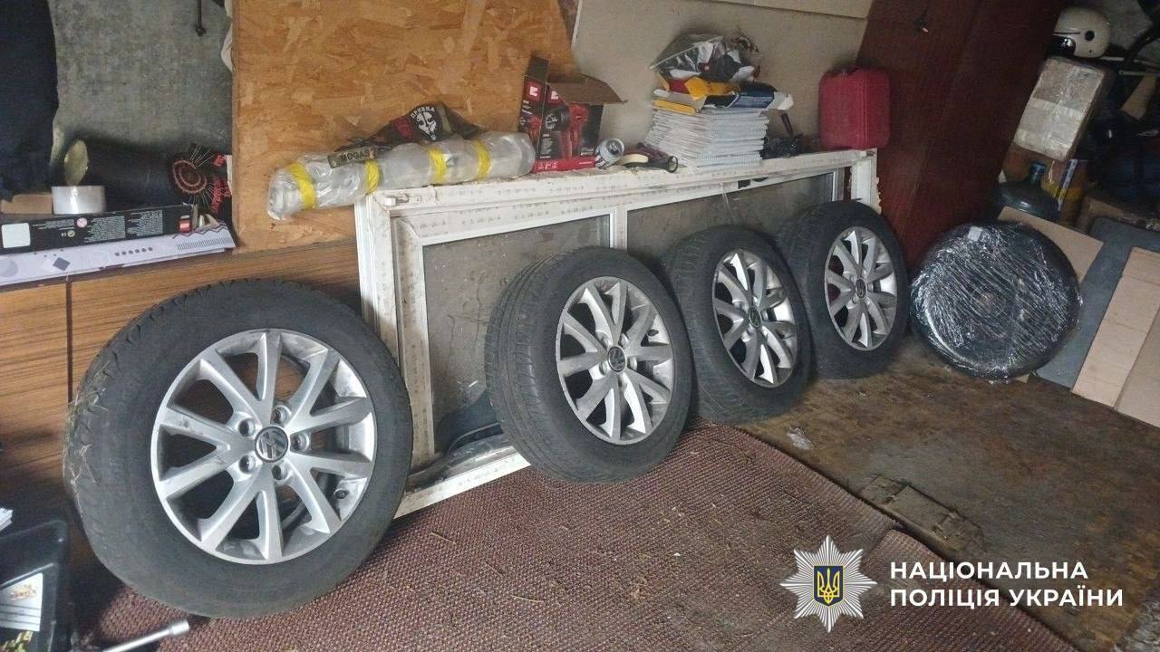 У Києві двоє студентів викрали прокатне авто, а потім розібрали його. Подробиці та фото