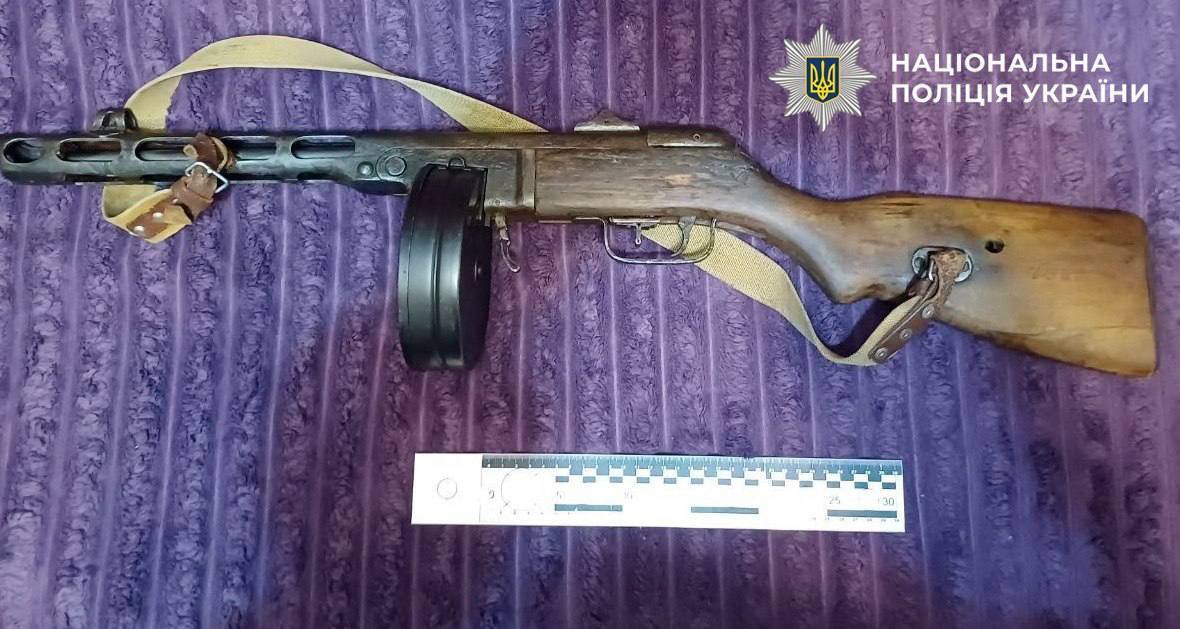 У Києві чоловік налагодив "бізнес" з продажу трофейної зброї: товар відправляв поштою. Подробиці та фото