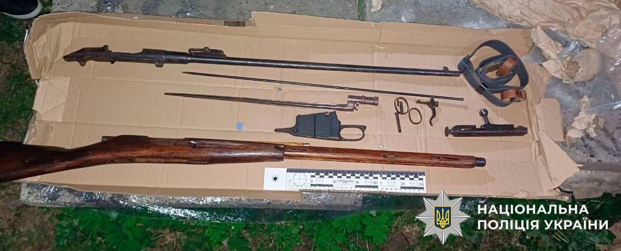 У Києві чоловік налагодив "бізнес" з продажу трофейної зброї: товар відправляв поштою. Подробиці та фото