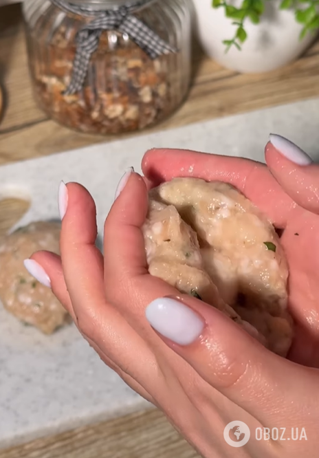 Соковиті курячі котлети з моцарелою: як приготувати