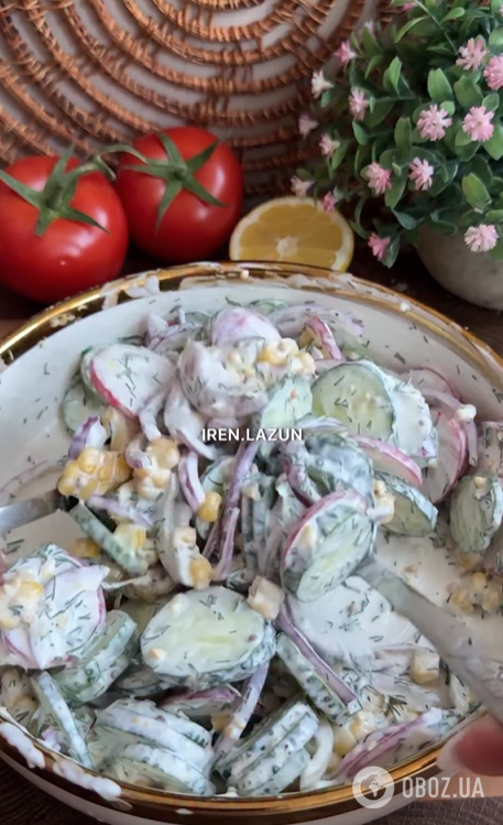 Смачний весняний салат з огірками, редискою та цибулею: чим заправити