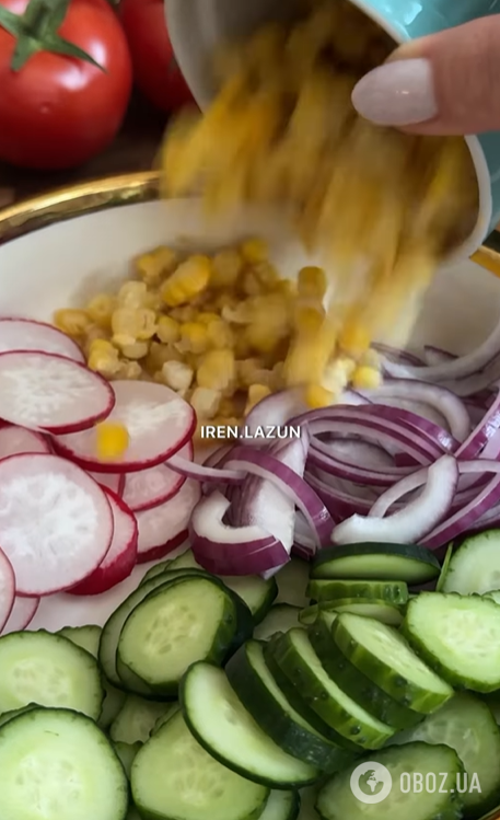 Смачний весняний салат з огірками, редискою та цибулею: чим заправити