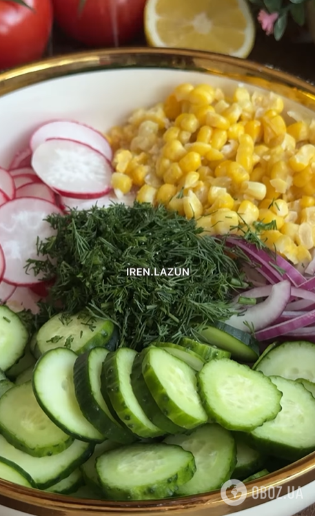 Смачний весняний салат з огірками, редискою та цибулею: чим заправити