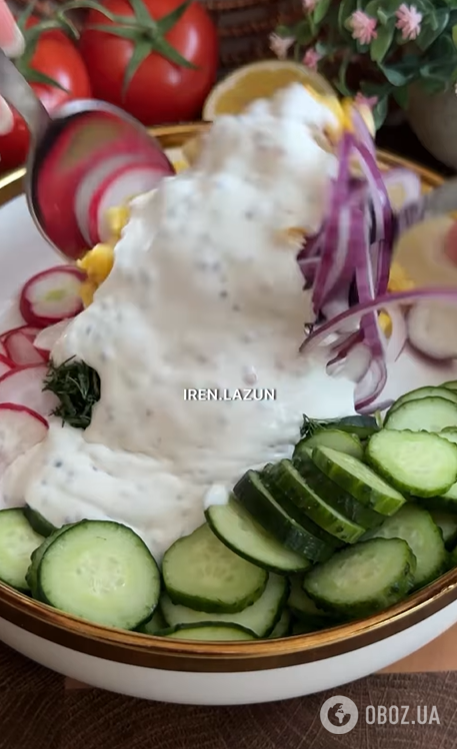 Смачний весняний салат з огірками, редискою та цибулею: чим заправити