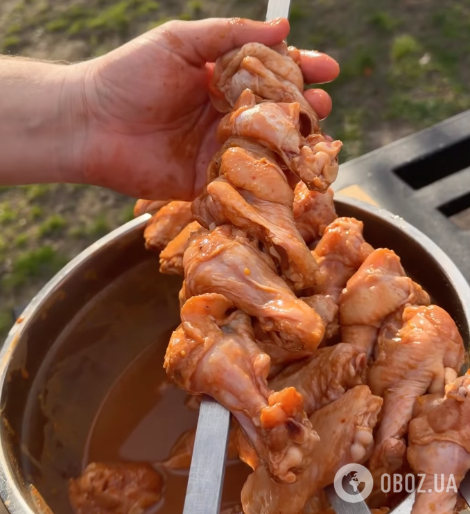 Шашлик із курячих крилець у глазурі: м'ясо вийде дуже соковитим