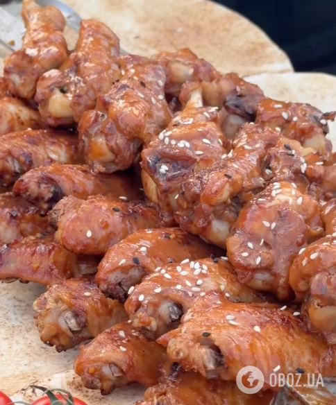 Шашлик із курячих крилець у глазурі: м'ясо вийде дуже соковитим
