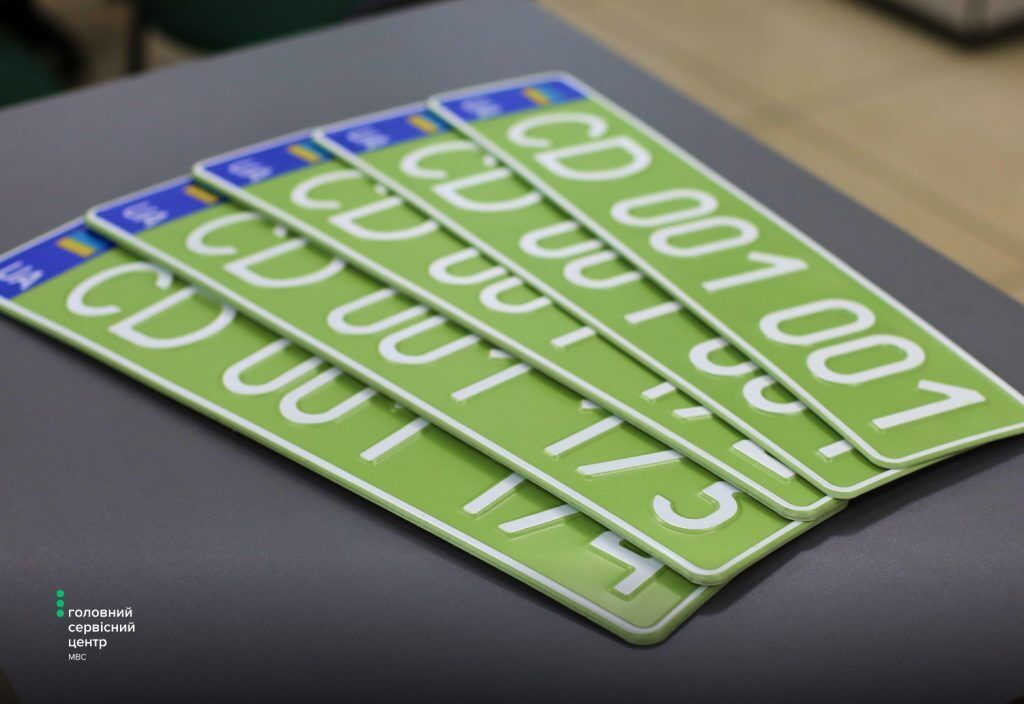 В Украине появились оливковые номерные знаки: