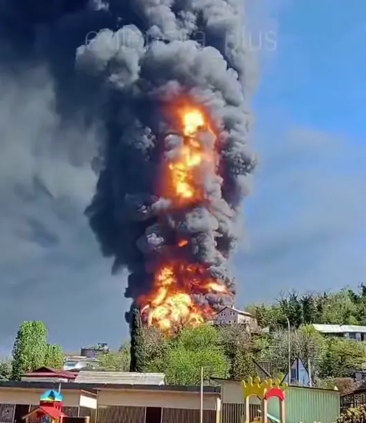 У Туапсе вибухнули нові резервуари на НПЗ: масштаб пожежі значно зріс. Відео