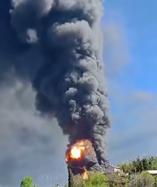 У Туапсе вибухнули нові резервуари на НПЗ: масштаб пожежі значно зріс. Відео