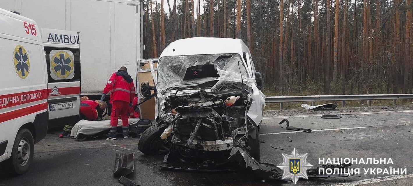 Під Києвом водії вантажівки влаштував масштабну ДТП: є постраждалі. Подробиці та фото