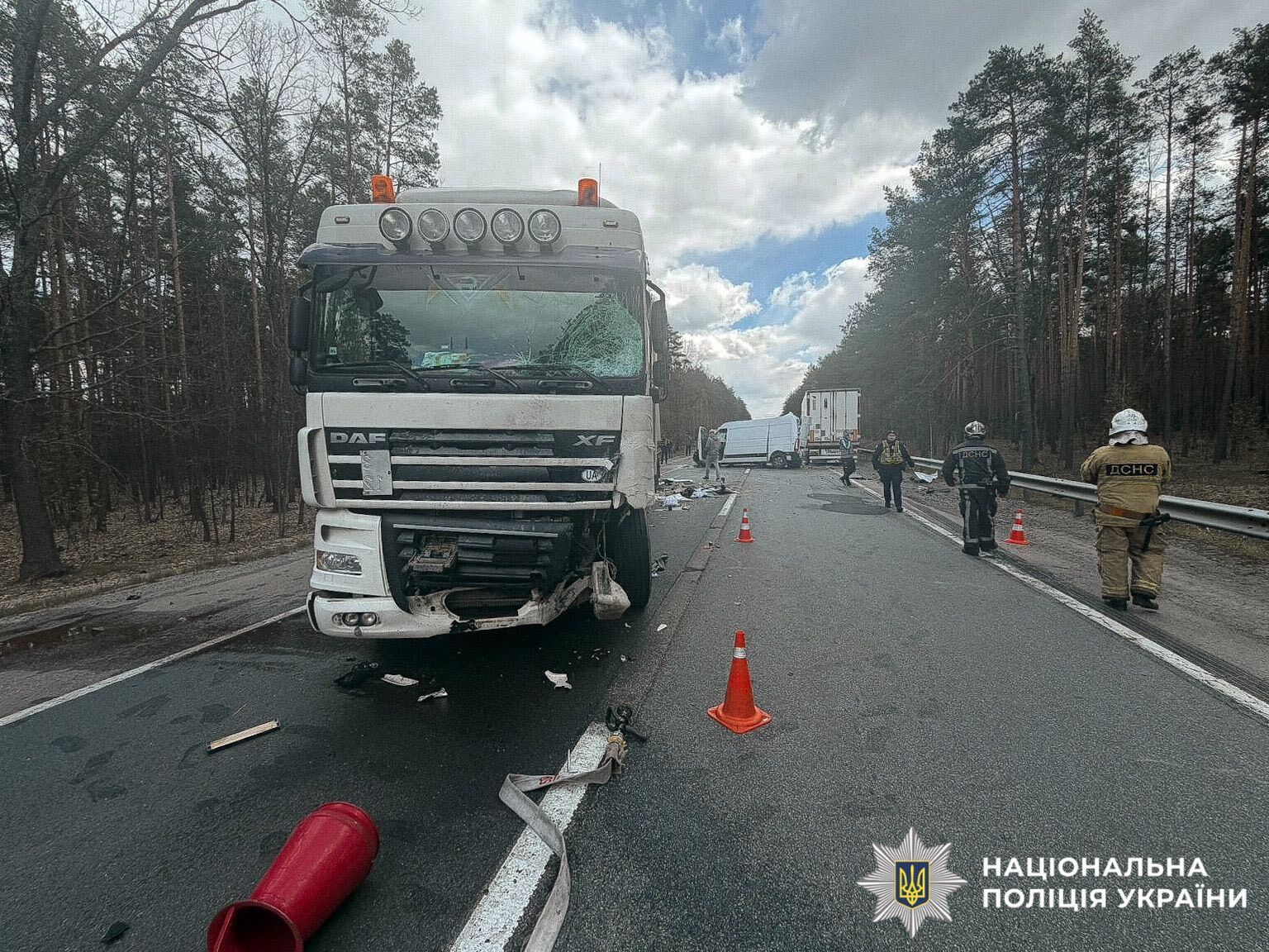 Під Києвом водії вантажівки влаштував масштабну ДТП: є постраждалі. Подробиці та фото