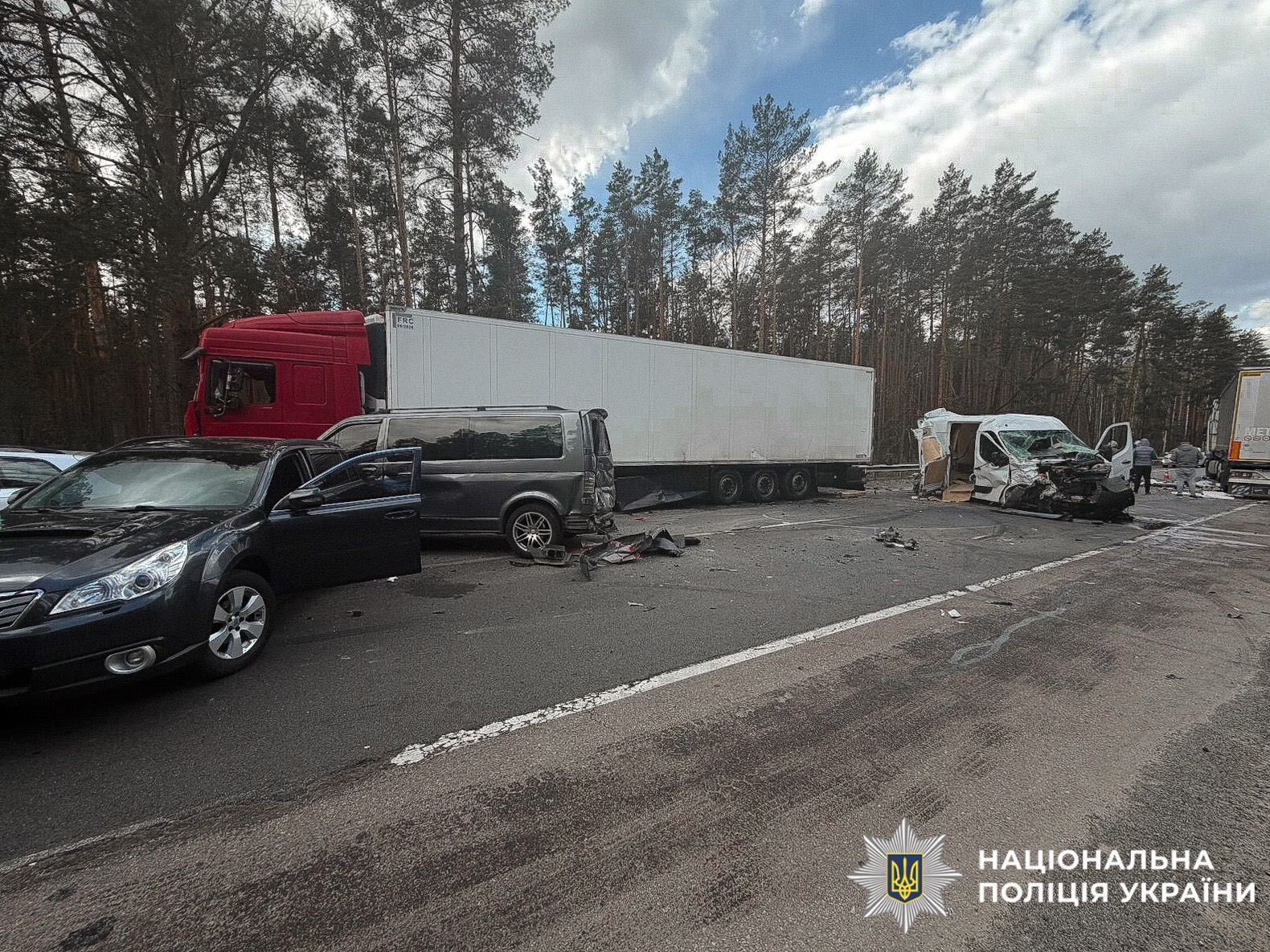 Під Києвом водії вантажівки влаштував масштабну ДТП: є постраждалі. Подробиці та фото