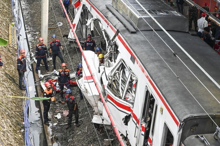 В Индонезии в результате столкновения поездов погибли 14 человек, еще 84 пострадали. Фото и видео