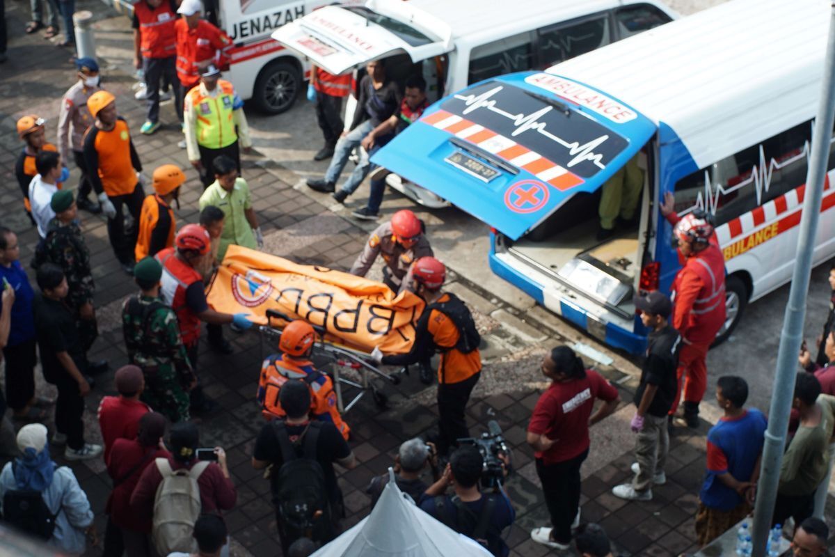 В Индонезии в результате столкновения поездов погибли 14 человек, еще 84 пострадали. Фото и видео