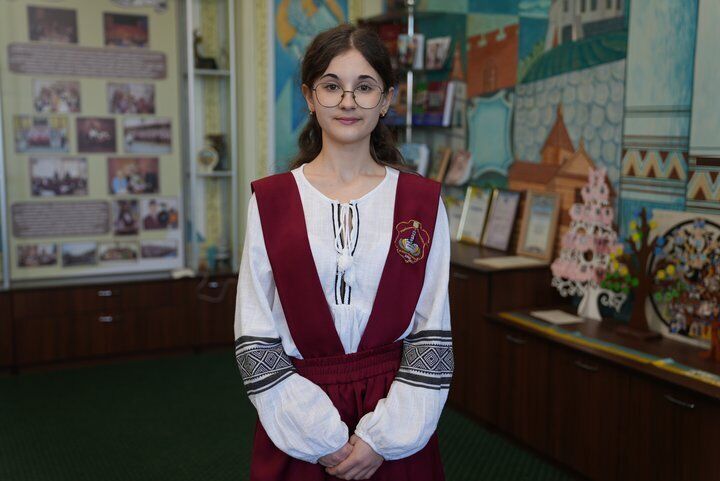 Окупанти забороняли вчити українську мову, а вона двічі виграла олімпіаду: історія Софії Губи з Макіївки, яка стала ученицею 2026 року в Івано-Франківську