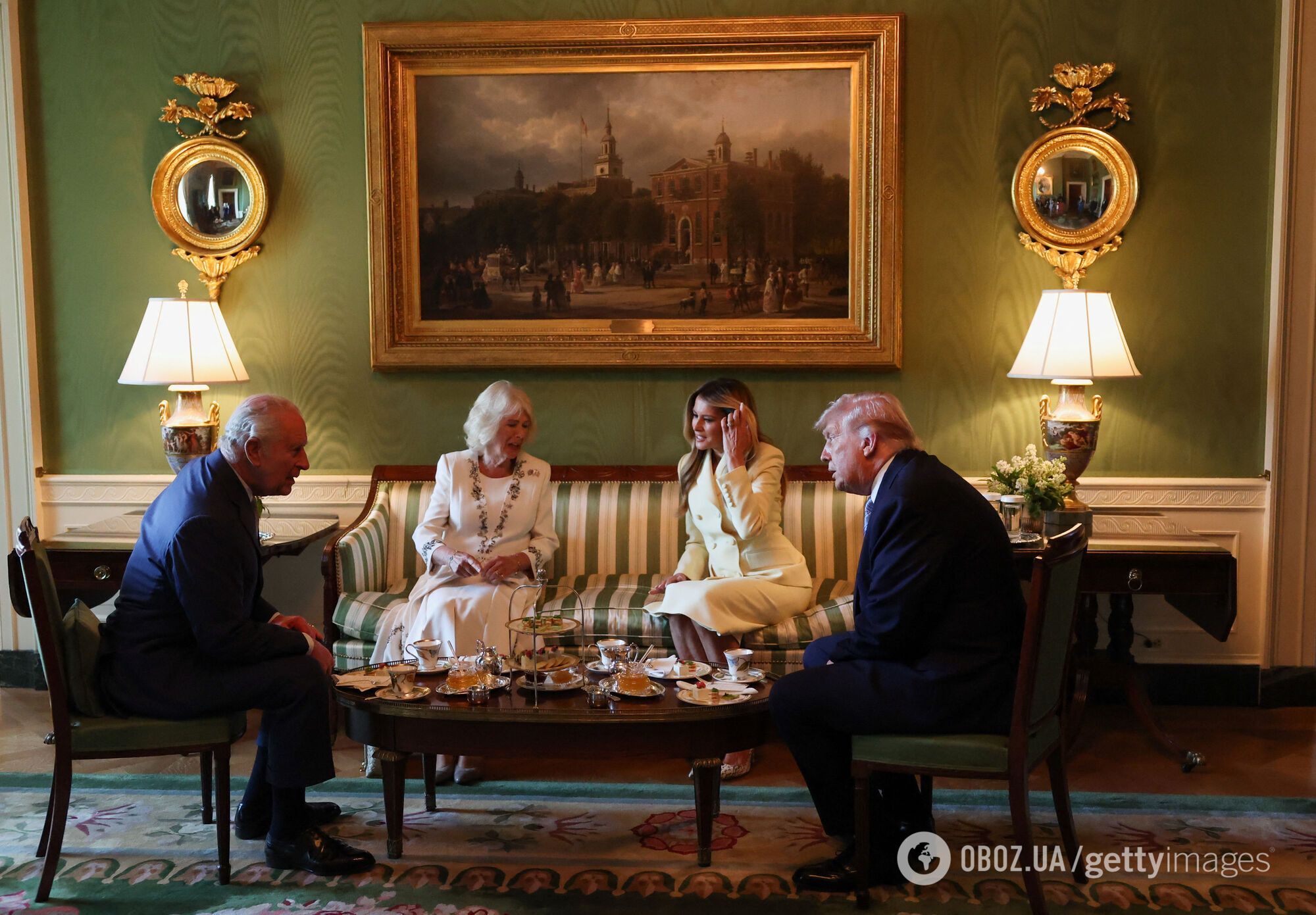 Жовтий і вишивка: який символізм у своїх образах зашифрували Меланія Трамп та королева Камілла під час історичного візиту до США