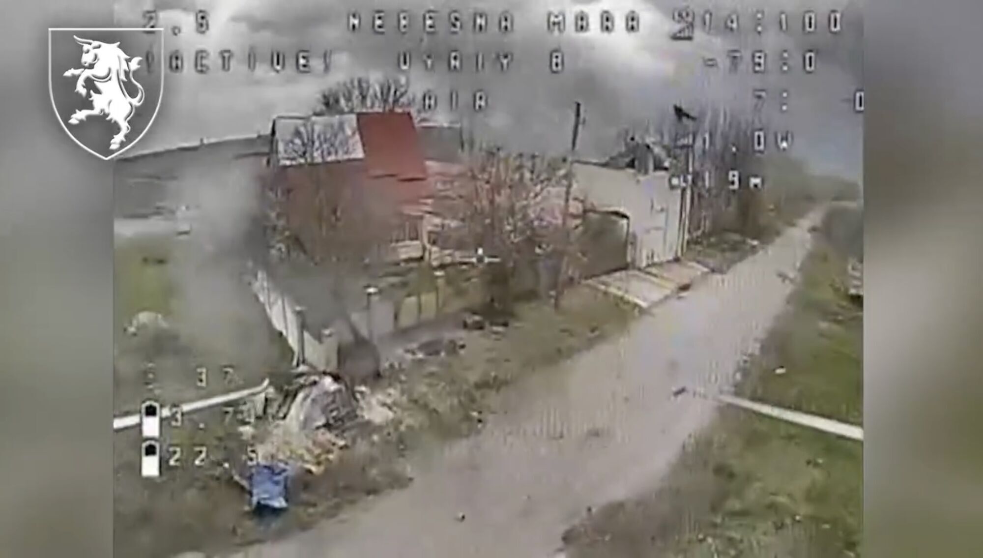 Операторы БПЛА показали, как обнаруживают и уничтожают пехоту врага еще на подходах к позициям. Видео