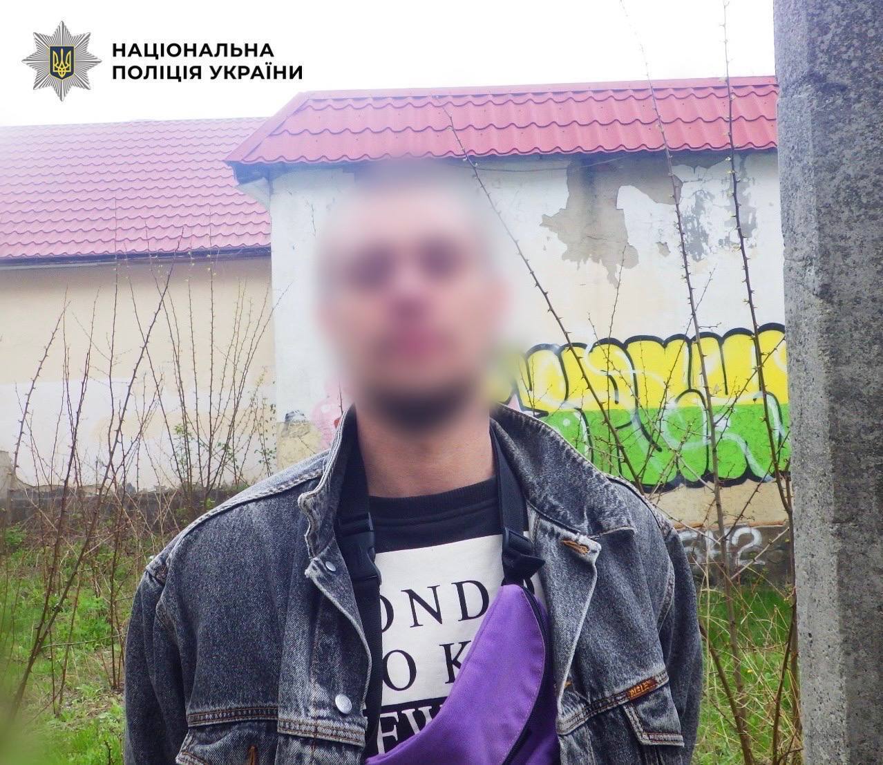 У Києві п’яний чоловік чіплявся до перехожих та погрожував їм зброєю. Подробиці та фото