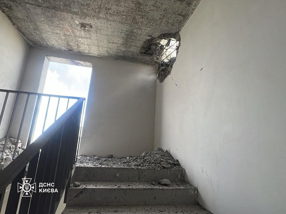 Киев атаковали вражеские дроны: есть попадания в здание и пострадавшие из-за падения обломков. Подробности и фото