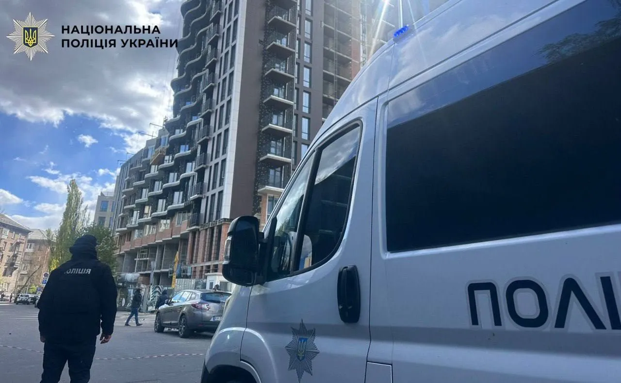 Київ атакували ворожі дрони: є влучання в будівлю і постраждалі через падіння уламків. Усі подробиці та фото