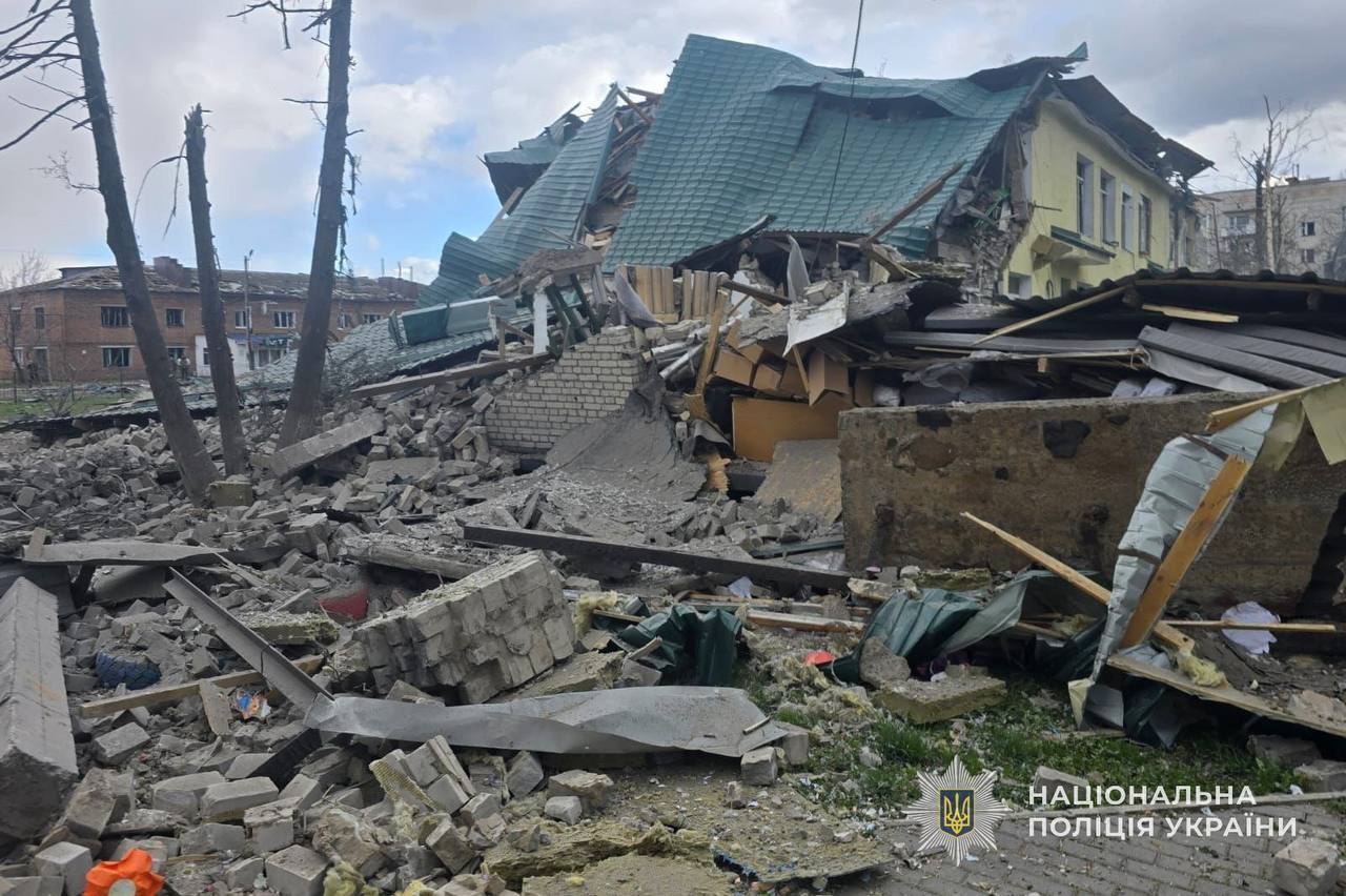 Окупанти вдарили КАБами і дронами по Сумщині: постраждали четверо людей. Фото і відео