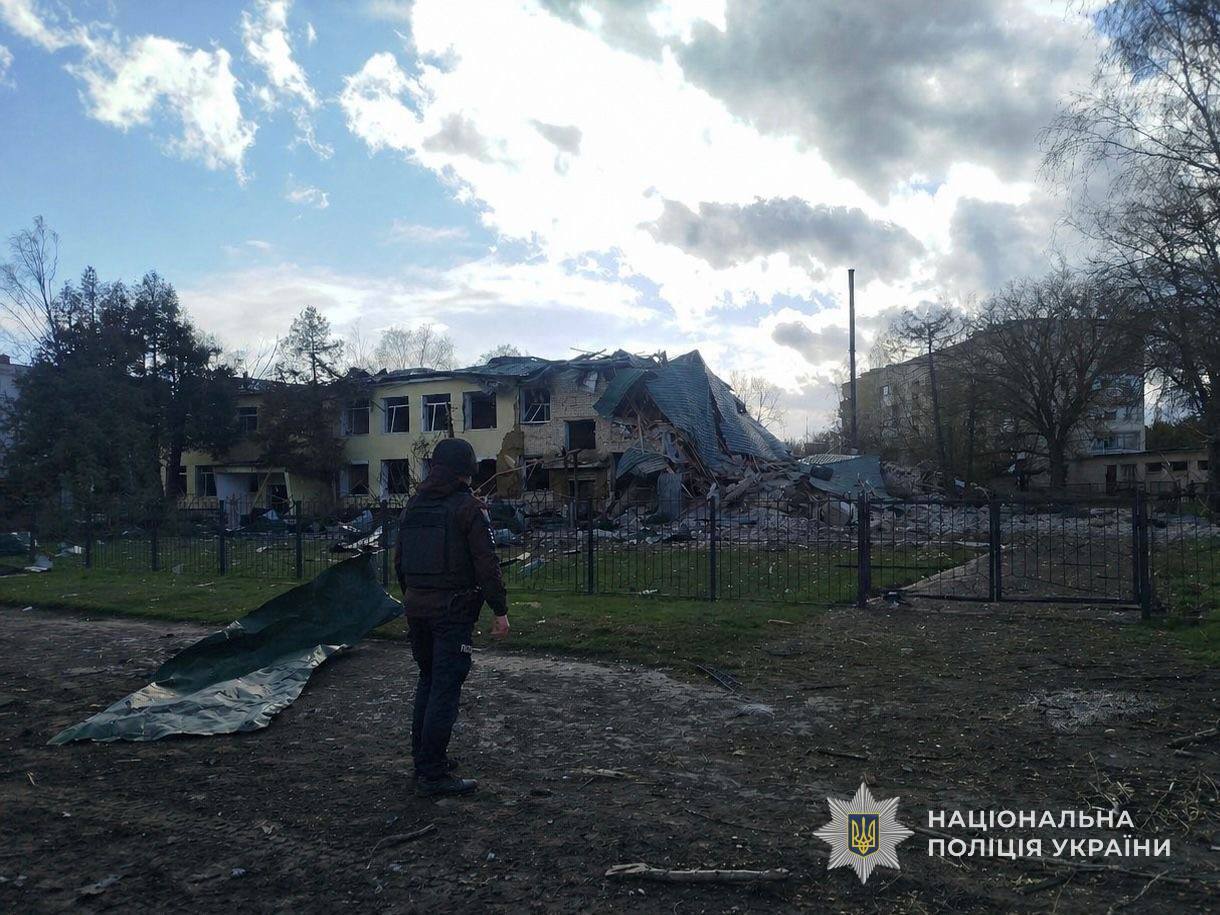 Окупанти вдарили КАБами і дронами по Сумщині: постраждали четверо людей. Фото і відео