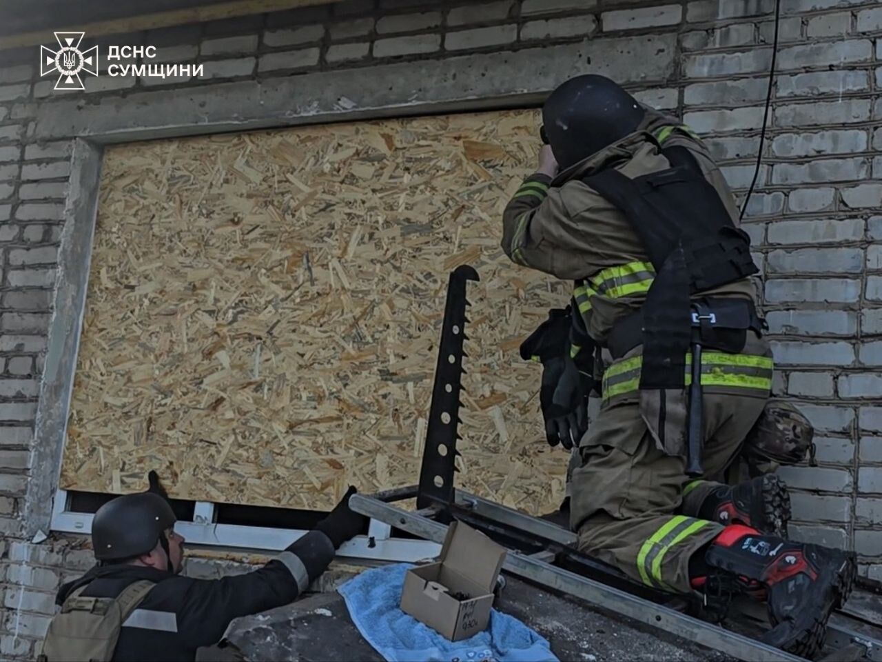 Окупанти вдарили КАБами і дронами по Сумщині: постраждали четверо людей. Фото і відео