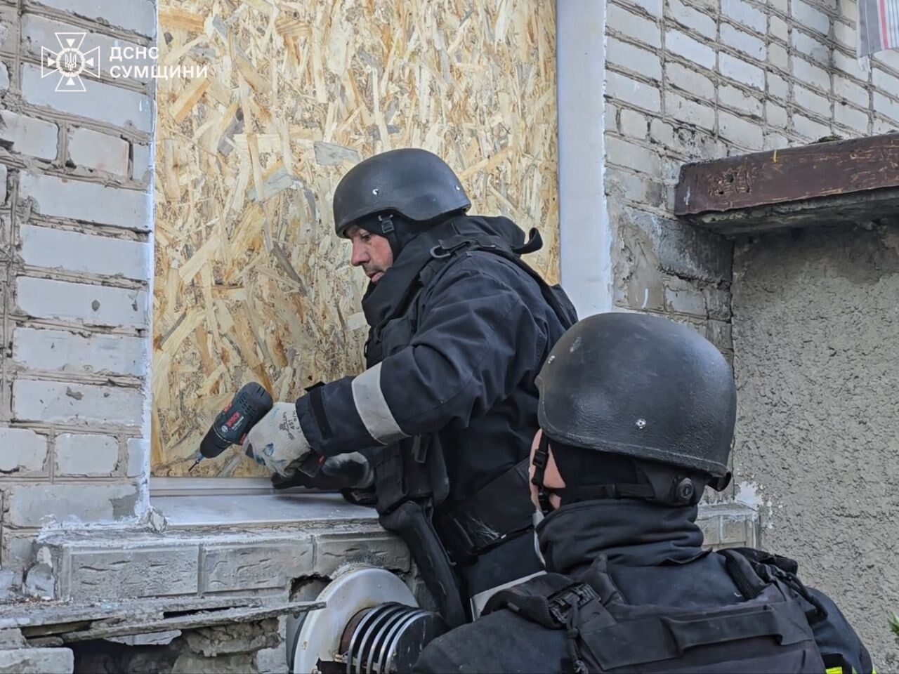 Окупанти вдарили КАБами і дронами по Сумщині: постраждали четверо людей. Фото і відео