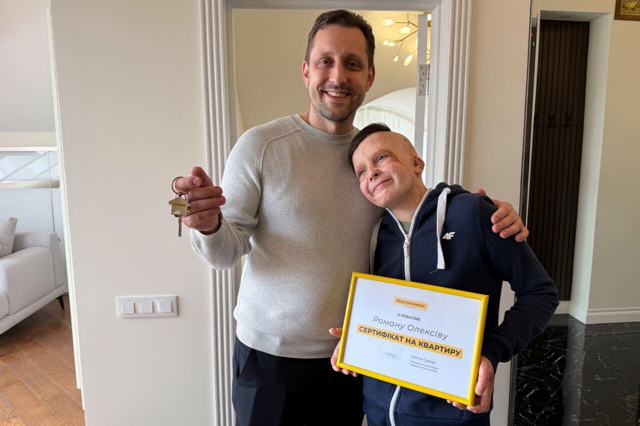 Роман Олексів, який вижив після обстрілу Вінниці у 2022 році, отримав квартиру від Ріната Ахметова