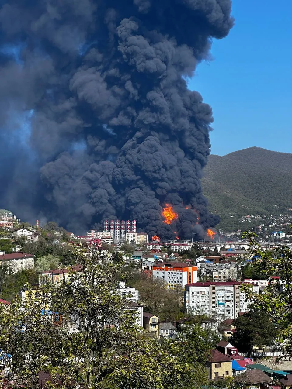 У Туапсе вибухнули нові резервуари на НПЗ: масштаб пожежі значно зріс. Відео