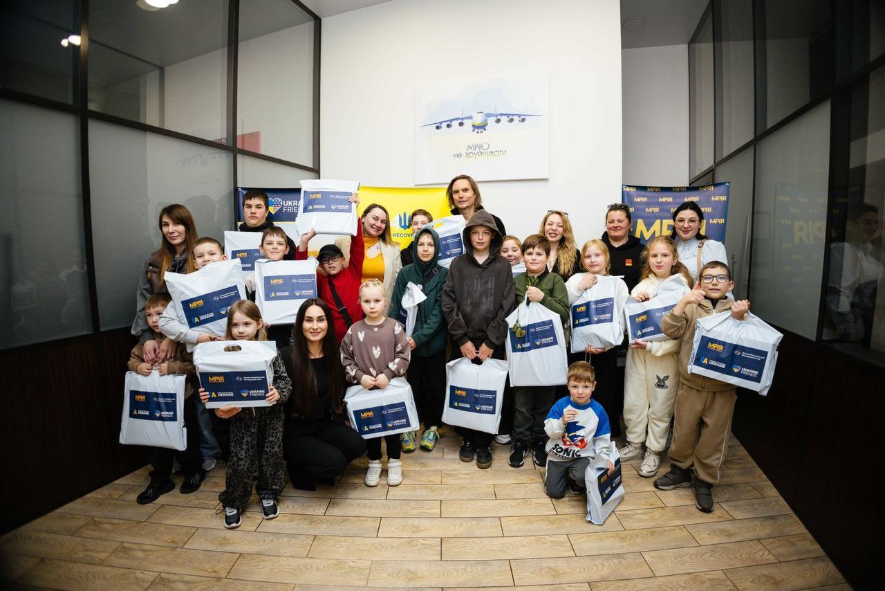 Ноутбуки, планшеты и ощущение, что ты не один: в Киеве стартовал международный проект поддержки детей погибших Героев