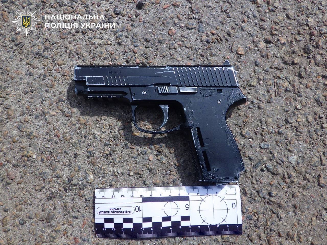 У Києві п’яний чоловік чіплявся до перехожих та погрожував їм зброєю. Подробиці та фото