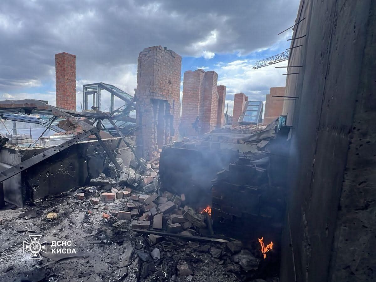 Киев атаковали вражеские дроны: есть попадания в здание и пострадавшие из-за падения обломков. Подробности и фото