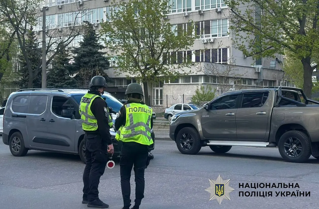 Київ атакували ворожі дрони: є влучання в будівлю і постраждалі через падіння уламків. Усі подробиці та фото